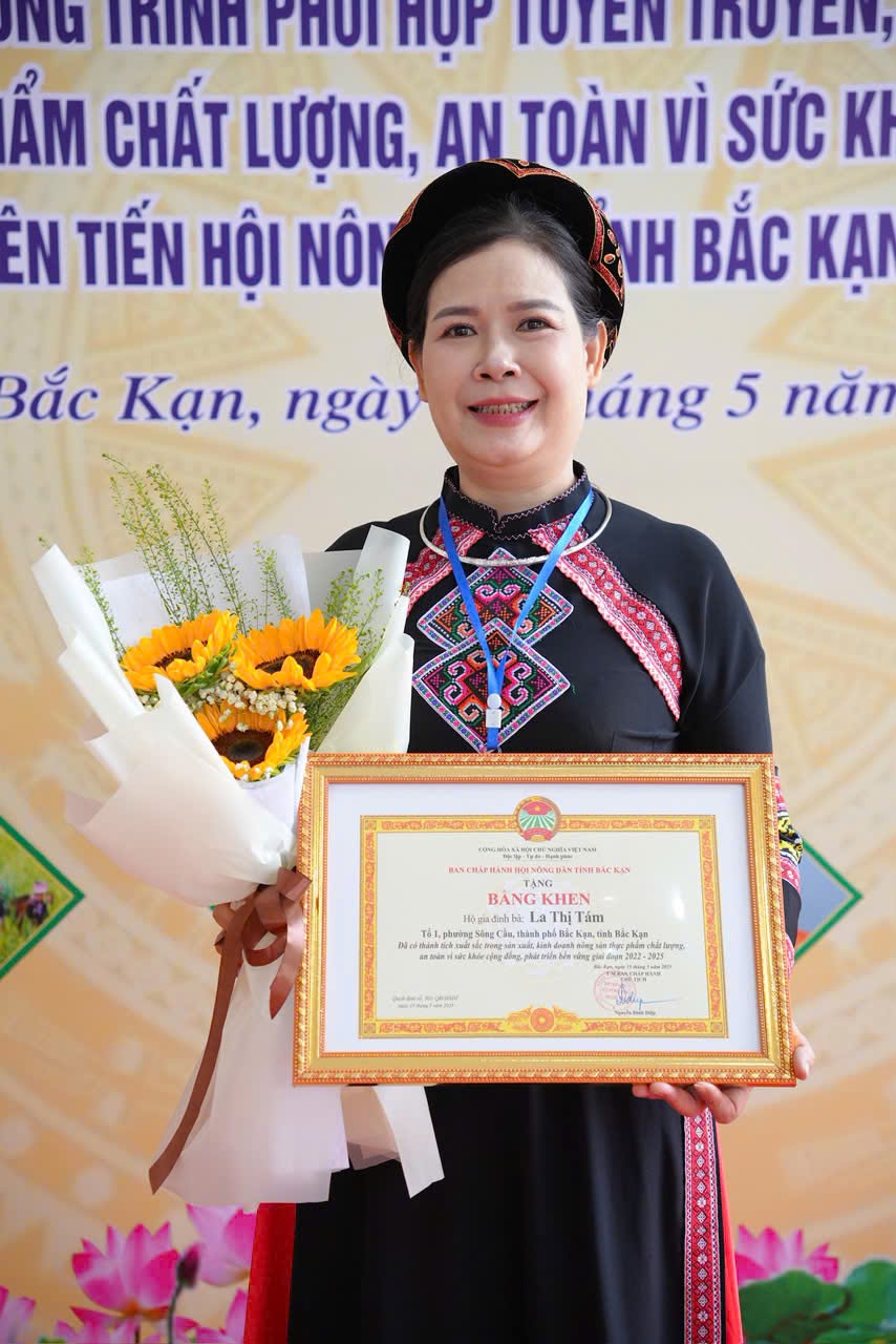 Bà chủ La Thị Tám nhận Bằng khen của Hội Nông dân tỉnh Bắc Kạn — Tấm Cương